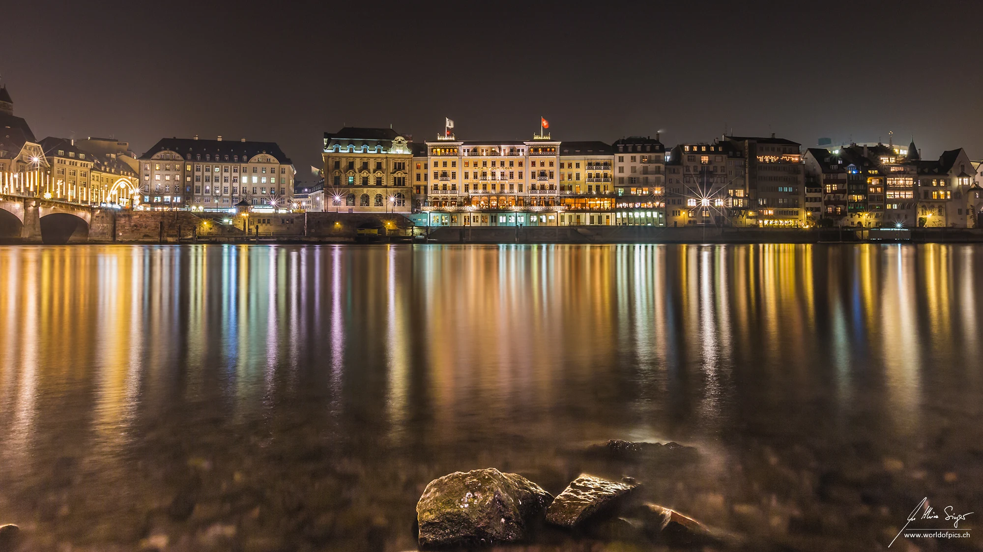 Das Hotel Drei Könige und die Basler Rheinfront bei Nacht.