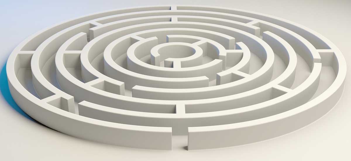 Das Labyrinth steht als Symbol für die Suchmaschinenoptimierung. Verschlungene Wege werden durch die Suchmaschinenoptimierung klarer.